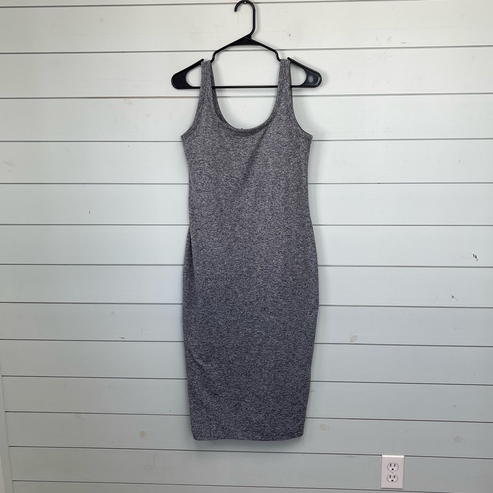 Vuori halo essential dress heather gray women's size medium LIKE NEW